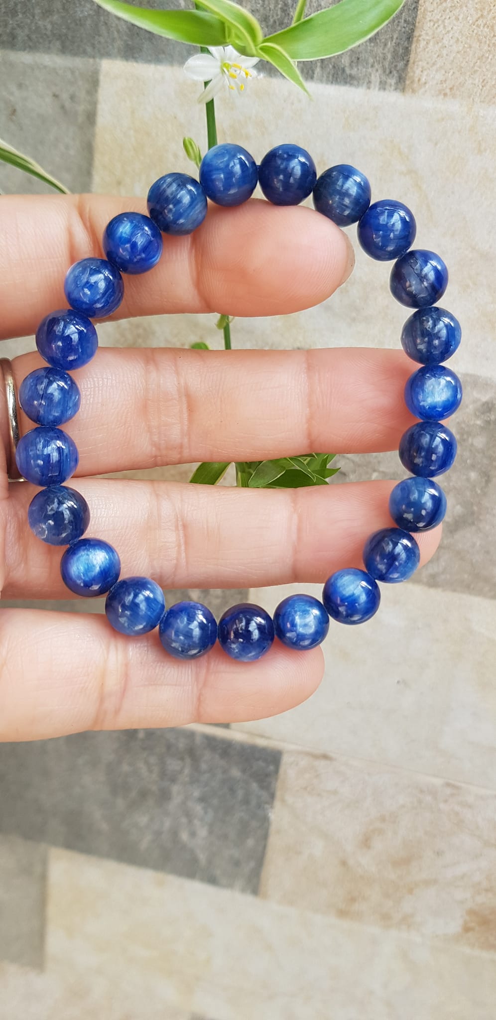 Vòng tay nữ đá kyanite tự nhiên hay đá Sapphire nước xanh dương Đậm bóng đẹp 8mm đẹp sang tốt sức khỏe , mang lại may mắn, tài lộc nữ mệnh Thủy mệnh Mộc đeo ạ