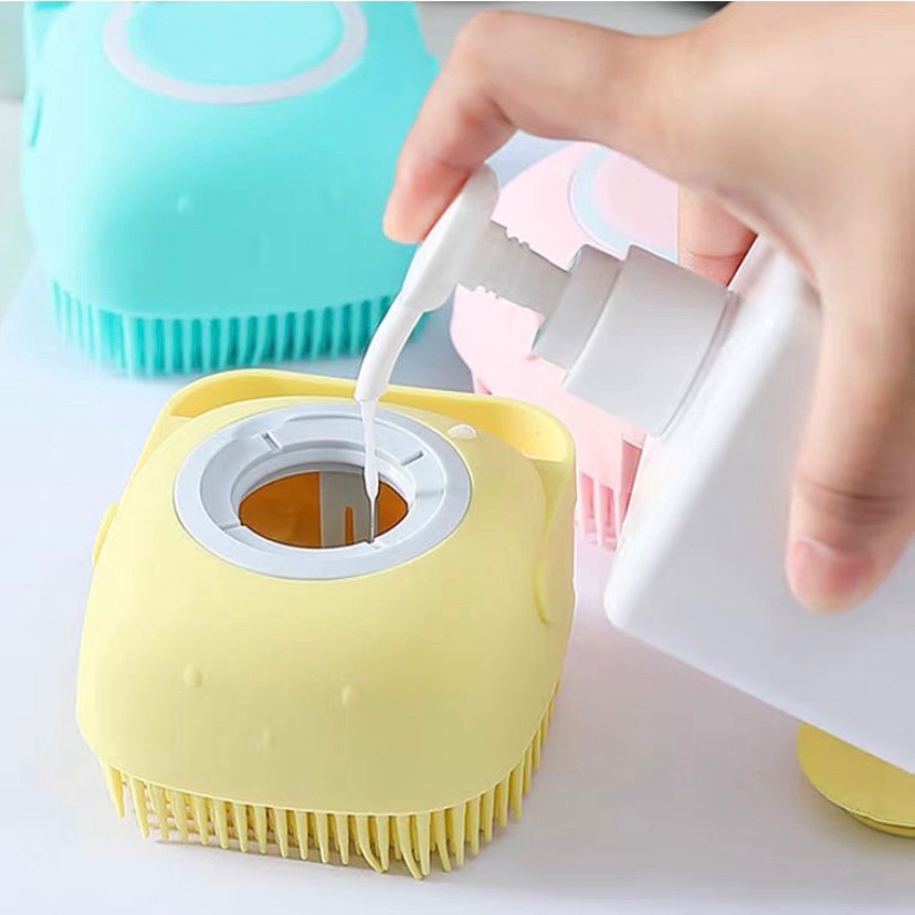 Bàn Chải Tắm Cho Chó Mèo Bằng Silicon Mềm Mại Có Chỗ Đựng Sữa Tắm Tạo Bọt Tiện Dụng