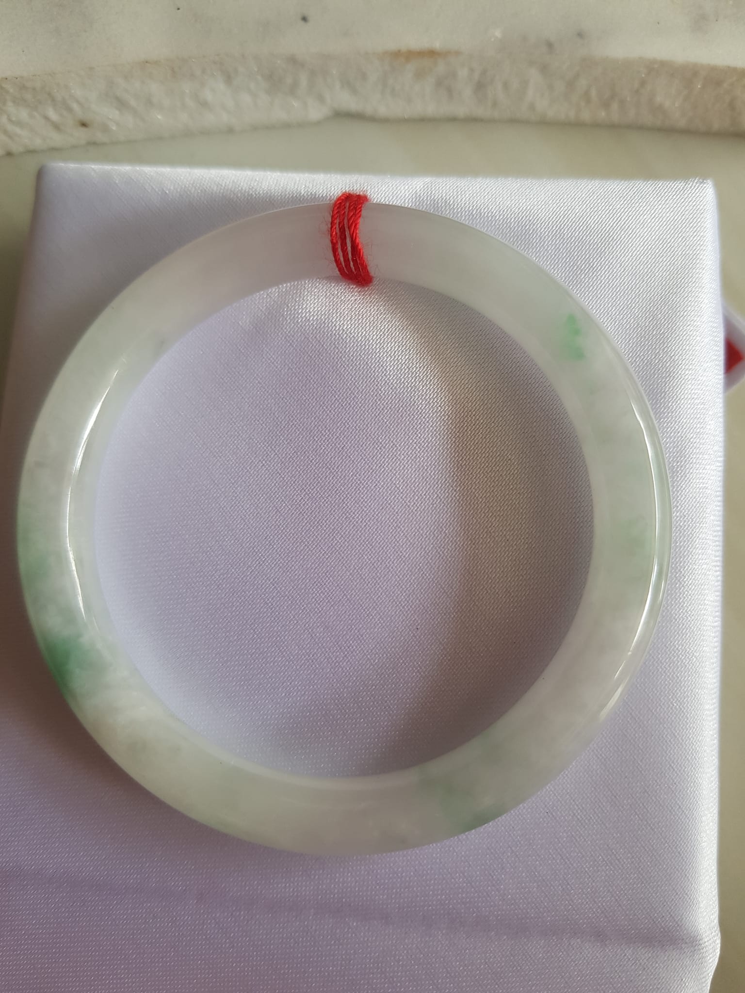 Vòng đeo tay Nữ đá cẩm thạch tự nhiên T Lý Size 49mm x cọng 7mm Màu trắng sáng bóng xanh lý 3 chỗ đều quanh vòng rất đẹp Nữ cân Nặng 40kg-49kg đeo đẹp ạ