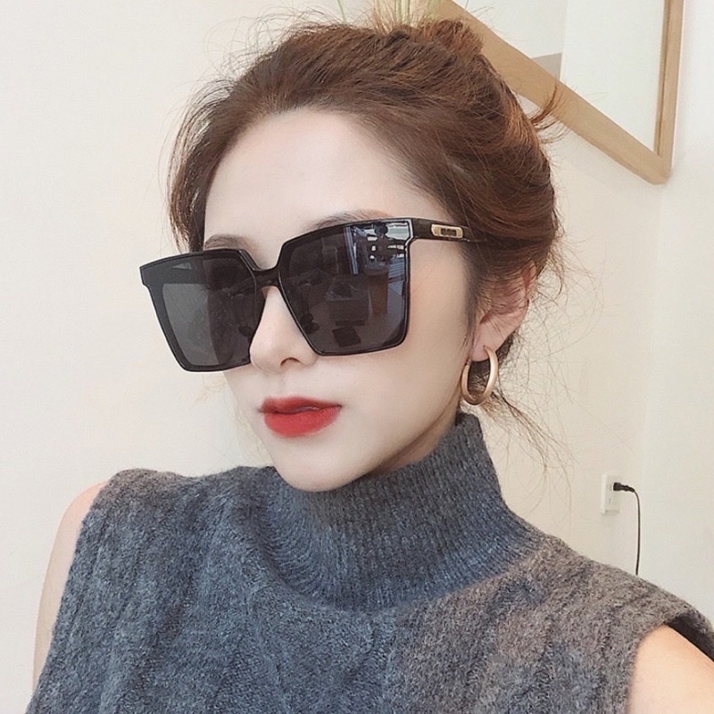 Kính râm đen gọng to , kính mát nam nữ , chống tia UV , chống bụi ,phong cách thời trang Hàn Quốc , hiện đại , trẻ trung , sôi động và cá tính , kèm hộp đựng sang trọng