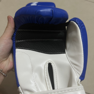 Găng tay đấm bốc - boxing KS332, bên trong đệm EVA cực dày, êm. Phần cổ tay sử dụng khóa dán cực chắc, đảm bảo khi sử dụng tập luyện võ thuật.