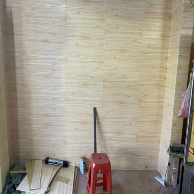 Bộ 10 Tấm Xốp Dán Tường Vân Gỗ Vàng Kem Cách Âm, Chống Va Đập, Bền Đẹp, Sang Trọng 
