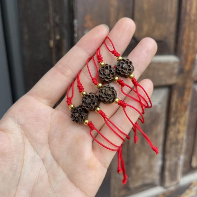 Vòng Tay Hoa Sen Trầm Hương kết dây chỉ đỏ may mắn, bình an