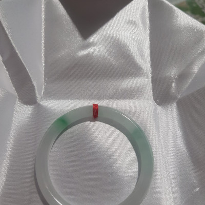 Vòng cẩm thạch tự nhiên Lý A 51mm x 7mm  Màu Trắng Bóng 2 điểm xanh lý nhẹ đẹp sang  Nữ Mệnh Kim mệnh Thủy 50kg - 57kg ạ