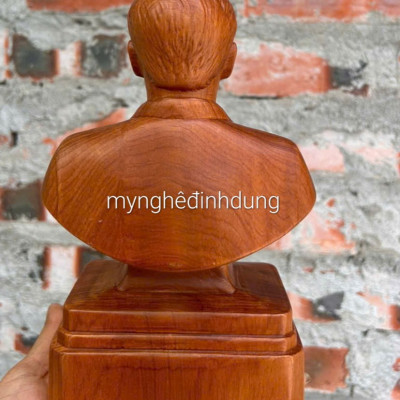 Tượng bác nguyễn phú trọng kính yêu bằng gỗ ngọc am thơm nức kt 20x12x7cm