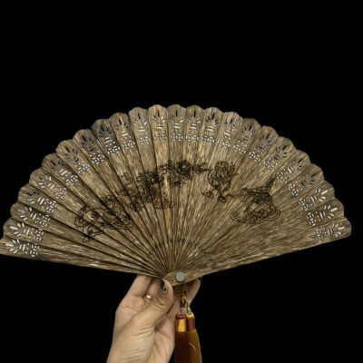 Quạt gỗ trầm hương tự nhiên trang trí bàn làm việc