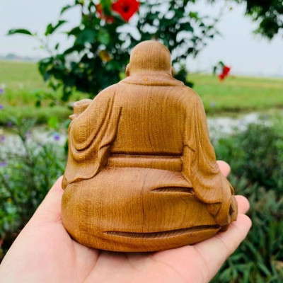 Tượng phật di lặc tay dâng tiền vàng bằng gỗ bách xanh thơm nức kt cao 10×8×6cm