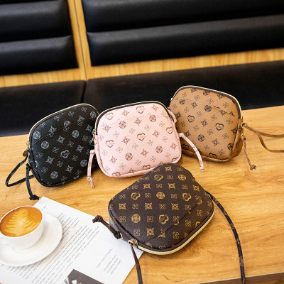 Túi nữ họa tiết vải da cao cấp ,chống thấm nước ,trẻ trung cá tính ,phù hợp mọi độ tuổi có thể đeo nhiều kiểu dáng , dễ dàng phối với các loại trang phục khác nhau ,là phụ kiện  thời trang  của phái đẹp