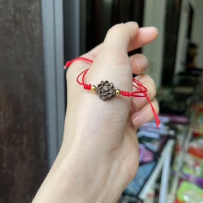 Vòng Tay Hoa Sen Trầm Hương kết dây chỉ đỏ may mắn, bình an