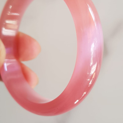 Vòng tay nữ đá mắt mèo hồng bản hẹ mới Ni 53mm x cao 13mm x dầy 7mm nữ 50kg - 57kg đeo màu hồng hồng nhẹ xinh tươi đẹp rẻ lắm chuẩn hợp nữ mệnh hỏa mệnh thổ ạ