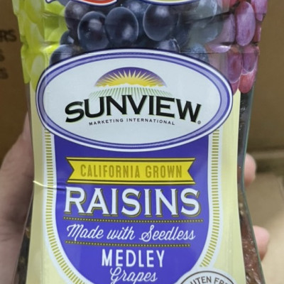 Nho khô Sunview Raisins Mỹ không hạt 3 màu giàu Vitamin khoáng chất, tốt cho tim mạch (425g/hộp) - QuaTangMe Extaste