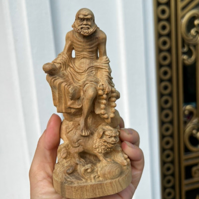 Tượng đạt ma sư tổ cưỡi lân ,bằng gỗ bách xanh kt cao 15×8×8cm