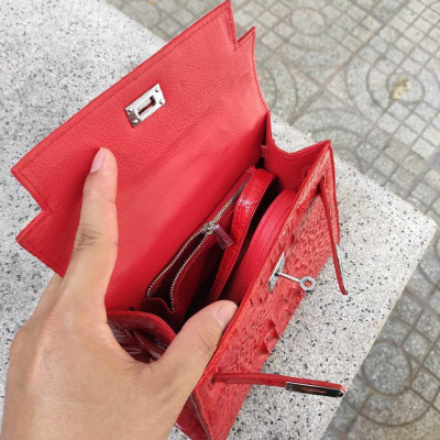 Túi xách da cá sấu có sử dụng khóa chìa!