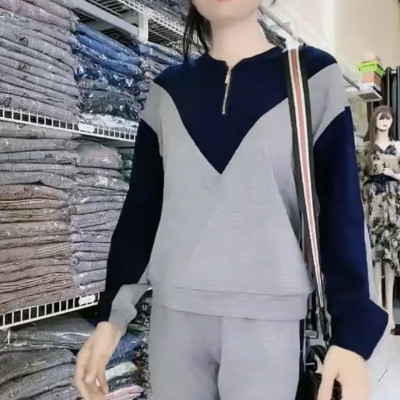 Bộ áo quần thể thao cao cấp màu ghi phối xanh.