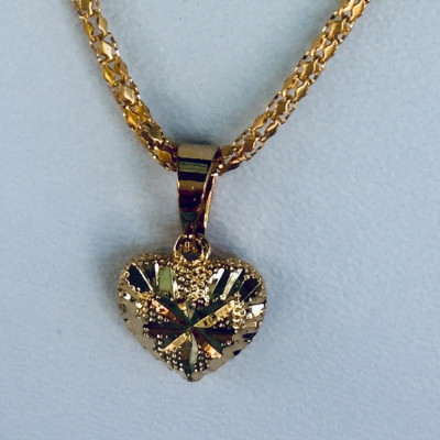 Set Mặt Dây Chuyền Mạ Vàng 18K Đúc Hình Trái Tim Kim Cương, Kèm dây chuyền Mạ vàng 18K và hộp đựng trang sức.