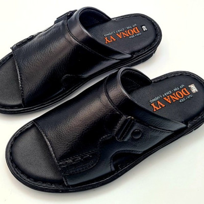 Dép nam da bò thiết kế Ô VUÔNG tạo điểm nhấn đẹp mắt cho người mang, đế siêu nhẹ đặc biệt được may full đế bao chắc chắn