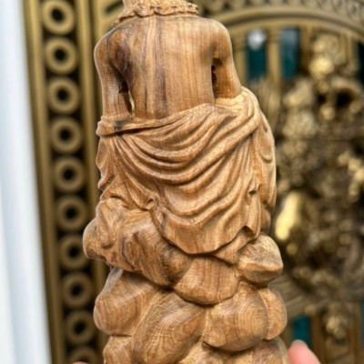 Tượng đạt ma sư tổ cưỡi lân ,bằng gỗ bách xanh kt cao 15×8×8cm