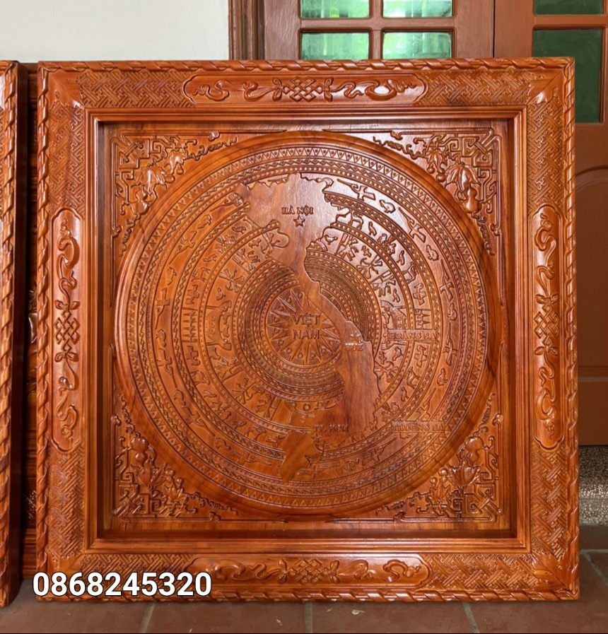 TRANH ĐIÊU KHẮC TRỐNG ĐỒNG ĐÔNG SƠN VÀ GIẢI HÌNH CHỮ S BẰNG GỖ HƯƠNG ĐỎ KT 97×97×5CM