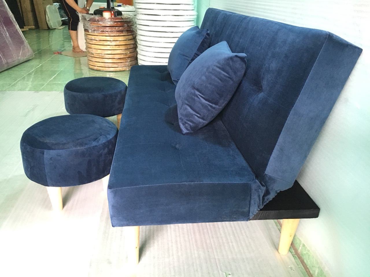 Ghế sofa giường, sofa bed phòng khách xanh dương đậm nhung và 2 đôn tròn G2D