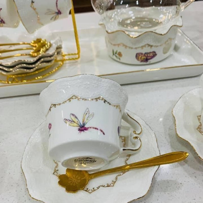 BỘ BÌNH THỦY TINH PHA TRÀ HOA KÈM ĐẾ CHÂM NẾN, 6 CỐC, KHAY ĐĨA SỨ XƯƠNG CAO CẤP VÀ GIÁ TREO KIM LOẠI MẠ VÀNG - ANTH685 ( GIAO HOA VĂN NGẪU NHIÊN )