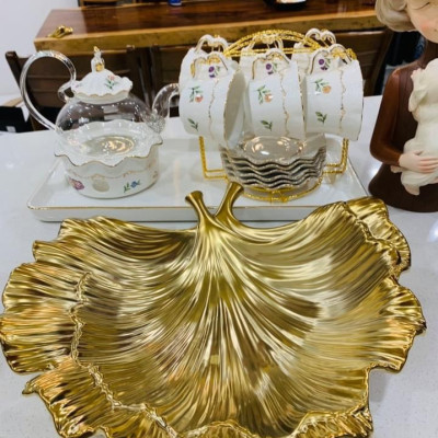 BỘ BÌNH THỦY TINH PHA TRÀ HOA KÈM ĐẾ CHÂM NẾN, 6 CỐC, KHAY ĐĨA SỨ XƯƠNG CAO CẤP VÀ GIÁ TREO KIM LOẠI MẠ VÀNG - ANTH685 ( GIAO HOA VĂN NGẪU NHIÊN )