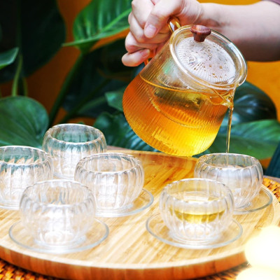 BỘ ẤM CHÉN PHA TRÀ THỦY TINH KÈM KHAY GỖ, 6 ĐĨA LÓT TÁCH - VD124