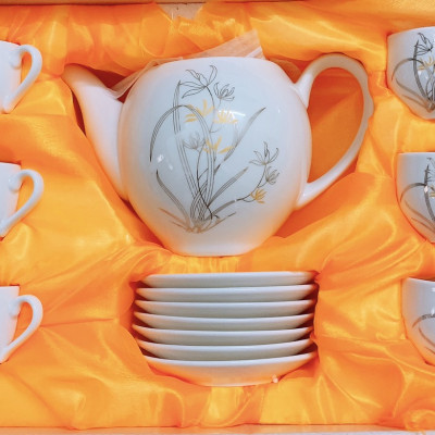 BỘ ẤM CHÉN PHA TRÀ GỒM 6 CỐC 7 ĐĨA SỨ TRẮNG HOA ÁNH BẠC -ANTH251 ( GIAO NGẪU NHIÊN )