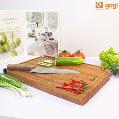 Thớt Gỗ Xoan Đào Cao Cấp GAGI Mã GC11 To Dày, Có Rảnh Thu Nước, Thiết Kế Thông Minh Tích Hợp Đá Mài Và Khe Cắm Điện Thoại, Móc Treo Tiện Lợi - Hàng Chính Hãng