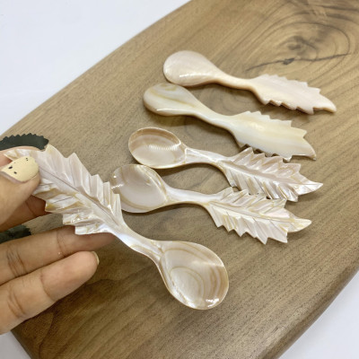 Thìa/Muỗng hình chiếc lá bằng vỏ trai tự nhiên màu Nâu (CTH738N)  An toàn cho sức khỏe