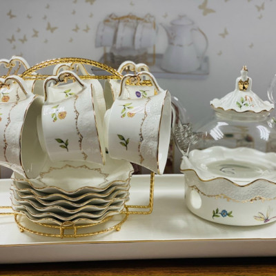 BỘ BÌNH THỦY TINH PHA TRÀ HOA KÈM ĐẾ CHÂM NẾN, 6 CỐC, KHAY ĐĨA SỨ XƯƠNG CAO CẤP VÀ GIÁ TREO KIM LOẠI MẠ VÀNG - ANTH685 ( GIAO HOA VĂN NGẪU NHIÊN )