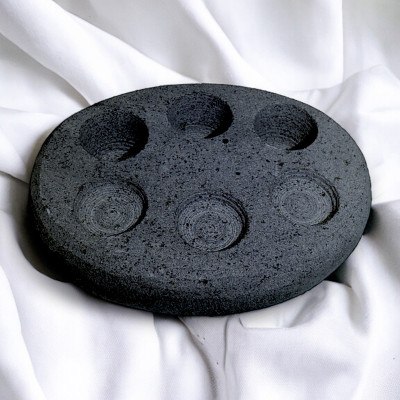 Khay đá đựng khăn nén 6 lỗ (gồm 3 lỗ đựng khăn & 3 lỗ đựng nước) sử dụng cho 3 khách. Được sử dụng trong nhà hàng sushi