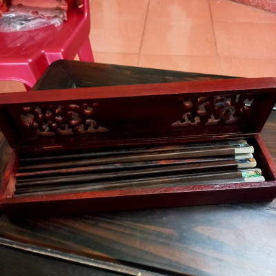 Đũa ăn cao cấp bằng gỗ trắc đen + hộp đựng đũa bằng gỗ hương 