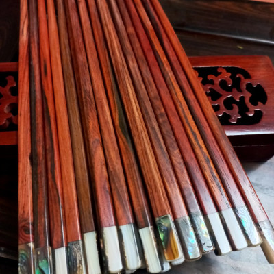 Combo Đũa ăn bằng gỗ trắc đỏ + hộp đũa bằng gỗ hương  