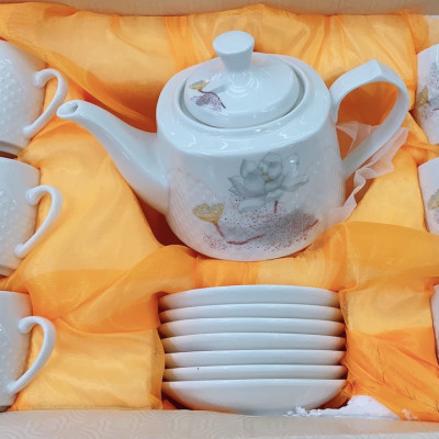 BỘ ẤM CHÉN KÈM 7 ĐĨA SỨ PHA TRÀ ( GIAO NGẪU NHIÊN ) - VD42