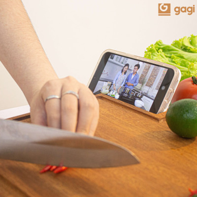 Thớt Gỗ Xoan Đào Cao Cấp GAGI Mã GC11 To Dày, Có Rảnh Thu Nước, Thiết Kế Thông Minh Tích Hợp Đá Mài Và Khe Cắm Điện Thoại, Móc Treo Tiện Lợi - Hàng Chính Hãng