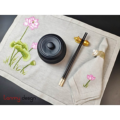 Bộ lót đĩa và khăn ăn linen thêu hoa sen
