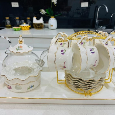 BỘ BÌNH THỦY TINH PHA TRÀ HOA KÈM ĐẾ CHÂM NẾN, 6 CỐC, KHAY ĐĨA SỨ XƯƠNG CAO CẤP VÀ GIÁ TREO KIM LOẠI MẠ VÀNG - ANTH685 ( GIAO HOA VĂN NGẪU NHIÊN )