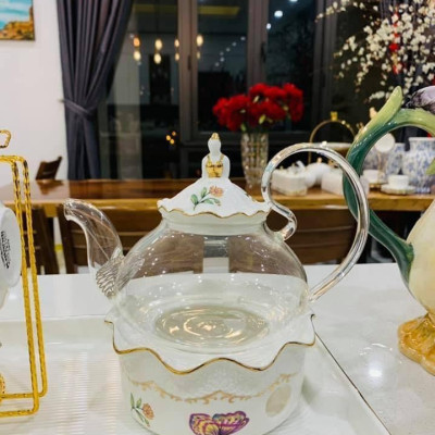 BỘ BÌNH THỦY TINH PHA TRÀ HOA KÈM ĐẾ CHÂM NẾN, 6 CỐC, KHAY ĐĨA SỨ XƯƠNG CAO CẤP VÀ GIÁ TREO KIM LOẠI MẠ VÀNG - ANTH685 ( GIAO HOA VĂN NGẪU NHIÊN )