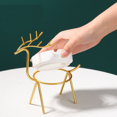 Gạt tàn thuốc bằng sứ, khung sắt đỡ uốn hoa văn hình hươu 