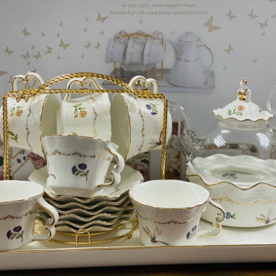 BỘ BÌNH THỦY TINH PHA TRÀ HOA KÈM ĐẾ CHÂM NẾN, 6 CỐC, KHAY ĐĨA SỨ XƯƠNG CAO CẤP VÀ GIÁ TREO KIM LOẠI MẠ VÀNG - ANTH685 ( GIAO HOA VĂN NGẪU NHIÊN )