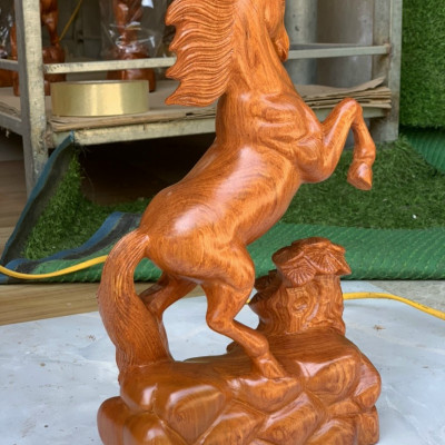 Tượng nhất mã phi thiên bằng gỗ hương kt 20×12×5cm