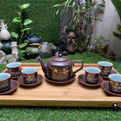 Bộ ấm trà men nâu dáng quai vuông vẽ mai