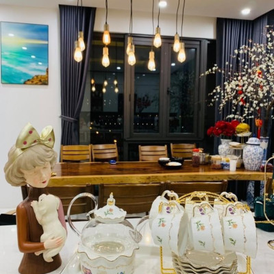 BỘ BÌNH THỦY TINH PHA TRÀ HOA KÈM ĐẾ CHÂM NẾN, 6 CỐC, KHAY ĐĨA SỨ XƯƠNG CAO CẤP VÀ GIÁ TREO KIM LOẠI MẠ VÀNG - ANTH685 ( GIAO HOA VĂN NGẪU NHIÊN )