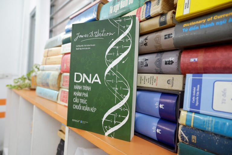 DNA: Hành Trình Khám Phá Cấu Trúc Chuỗi Xoắn Kép - James Dewey Watson - Nhiều dịch giả - (bìa mềm)