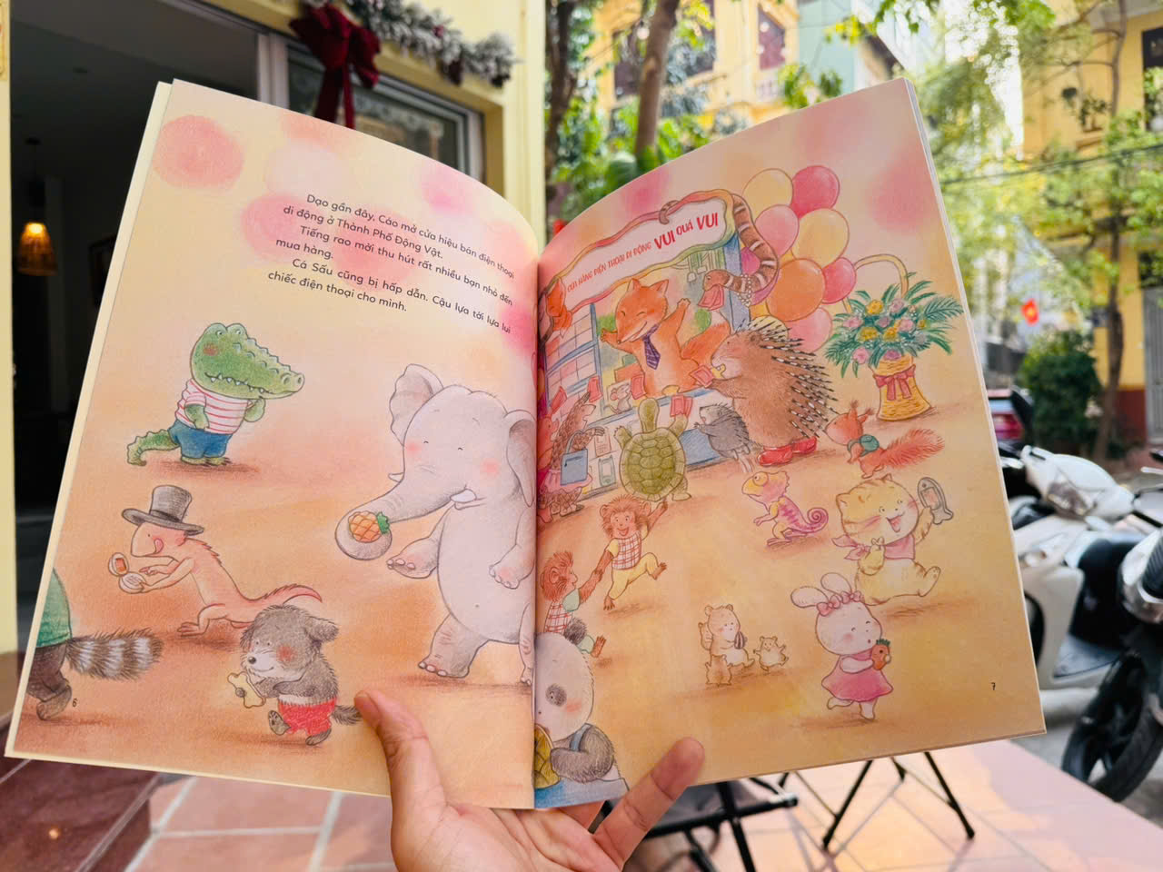 (Bộ 2 cuốn) THÀNH PHỐ VUI VẺ: Các Động Vật Mê Chơi Điện Thoại, Các Động Vật Không Dễ Thương Mở Tiệc – Tôn Dục, Chung Úc – NXB Kim Đồng
