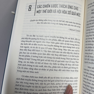  (Tủ sách Hiểu Thực Tại) Bộ tứ Ma trận truyền thông: CỖ MÁY THAO TÚNG - Mạng xã hội đã can thiệp vào cuộc sống của chúng ta như thế nào và chúng ta phải thích ứng ra sao – Sinan Aral - Thảo Minh dịch – Lyceum – Nxb Dân Trí 