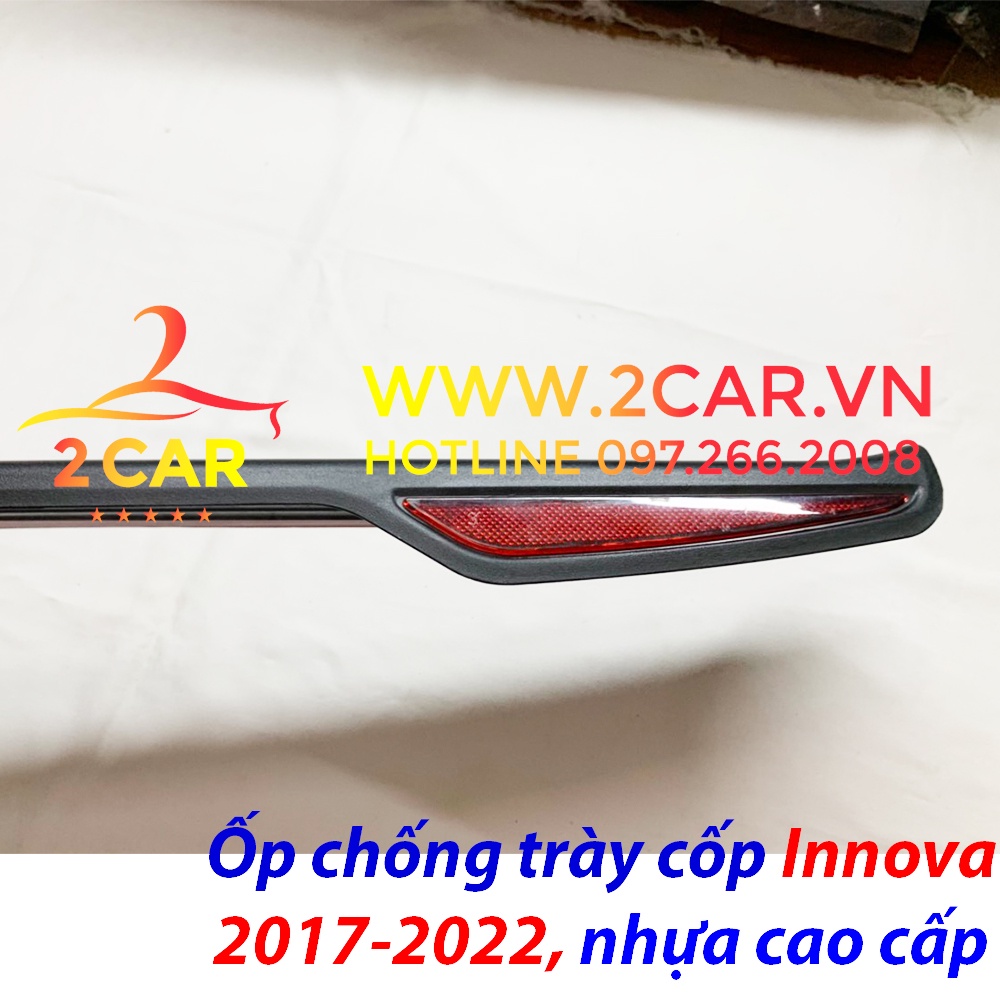 Ốp chống trầy cốp ngoài xe Toyota Innova 2017 - 2023, nhựa 3D cao cấp có phản quang