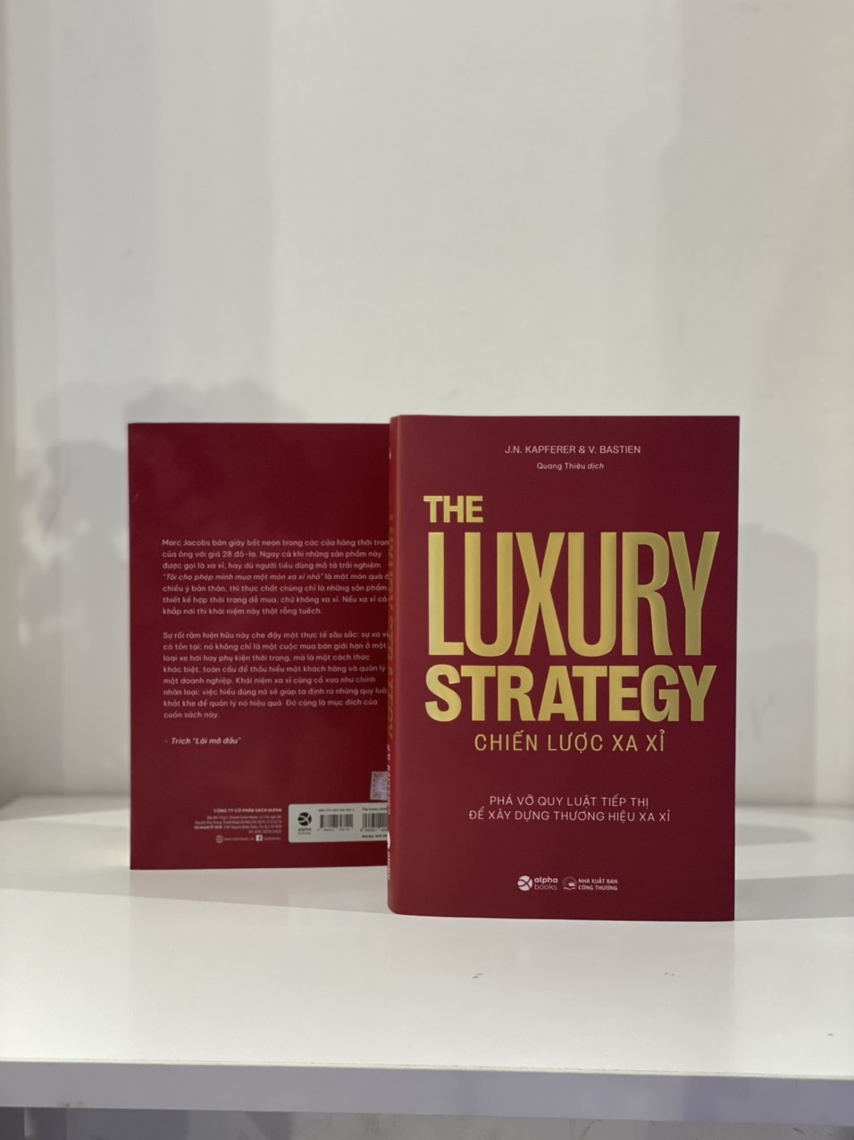 Chiến Lược Xa Xỉ - The Luxury Strategy: Phá Vỡ Quy Luật Tiếp Thị Để Xây Dựng Thương Hiệu Xa Xỉ