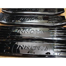 Ốp bậc chân chống xước cửa xe dành cho Toyota Innova 2017, 2019, 2020 Titan