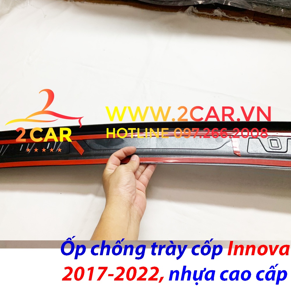 Ốp chống trầy cốp ngoài xe Toyota Innova 2017 - 2023, nhựa 3D cao cấp có phản quang